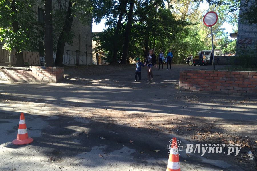 Территорию у детской поликлиники благоустраивают (ФОТО)