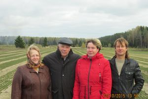 слева направо Касьянова Вера Александровна - инженер участка; Ильин Евгений Иванович – начальник участка; Колбасова Светлана Борисовна – начальник лесопитомника; Фомин Виктор Валентинович – рабочий ле