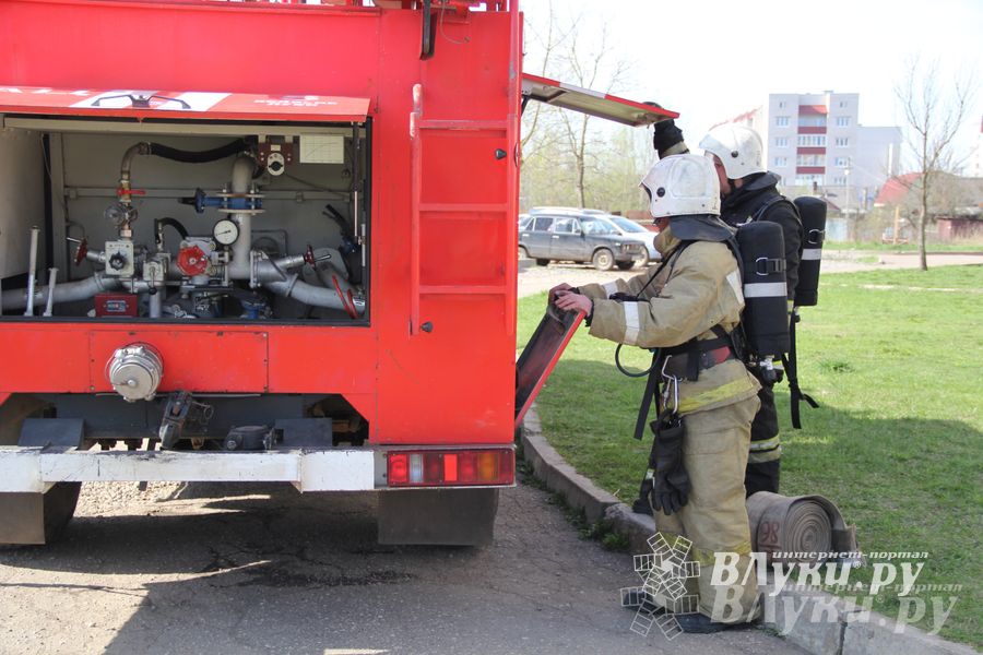 В Великих Луках прошли соревнования пожарных расчетов