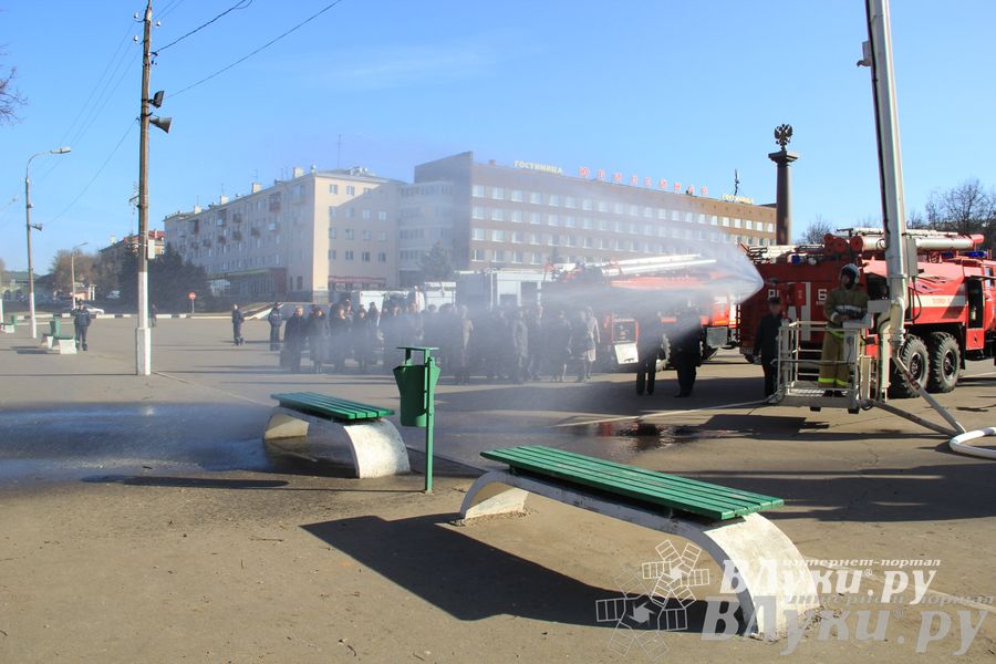 В центре Великих Лук спасатели продемонстрировали свою технику (ФОТО)