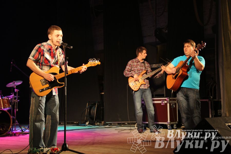 В Великих Луках прошел фестиваль живой музыки «Ставим на аватарках небо» (фото)