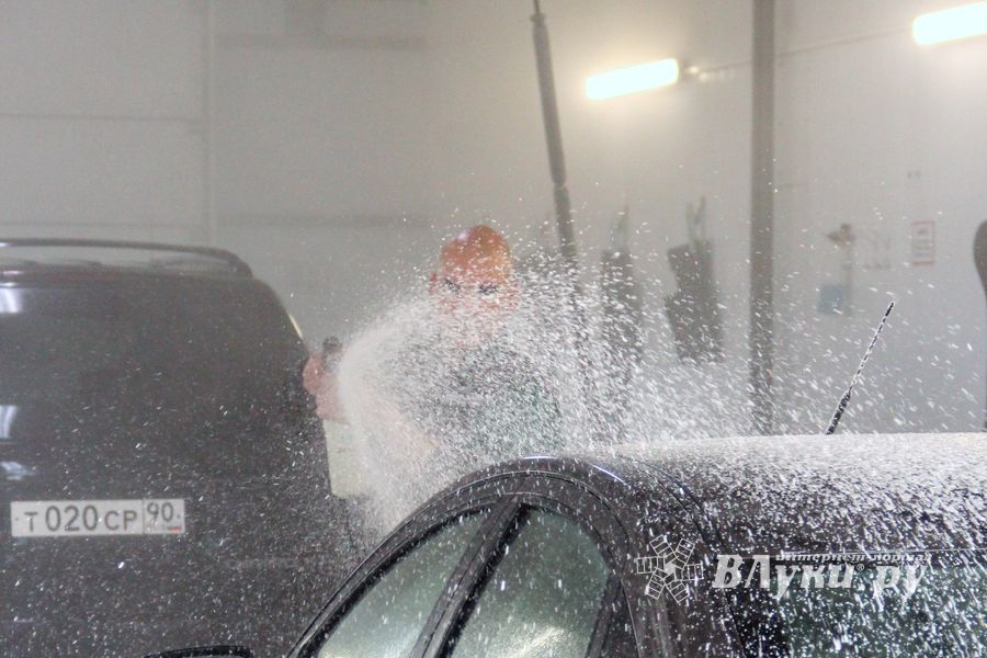 Автомойка в Великих Луках дарит подарки в День автомобилиста (ФОТО)