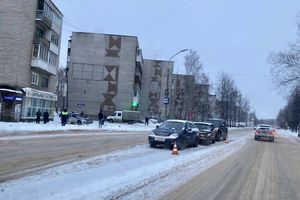 На проспекте Гагарина в Великих Луках столкнулись три автомобиля (ФОТО)