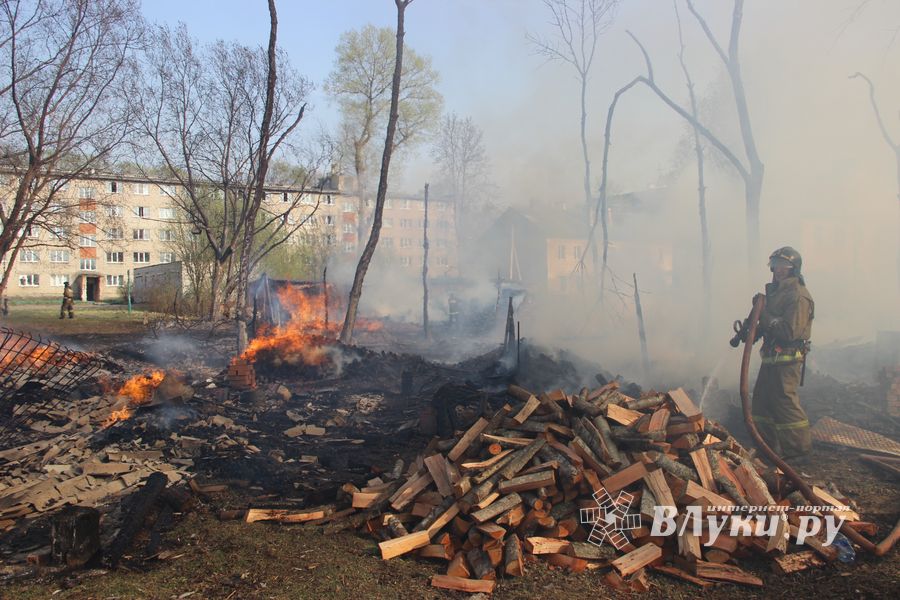 На пожаре в пр. Нелидовском ликвидировали открытое горение (ФОТО)