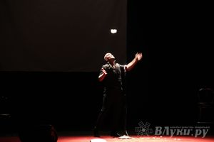 Максим Аверин выступил в Великих Луках с моноспектаклем (фото)
