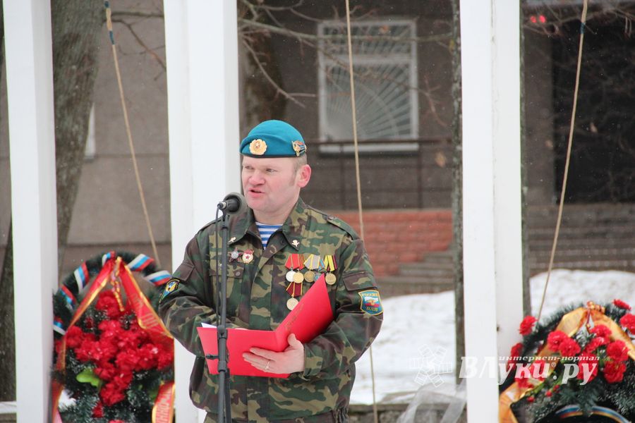Великолучане почтили память героев-десантников