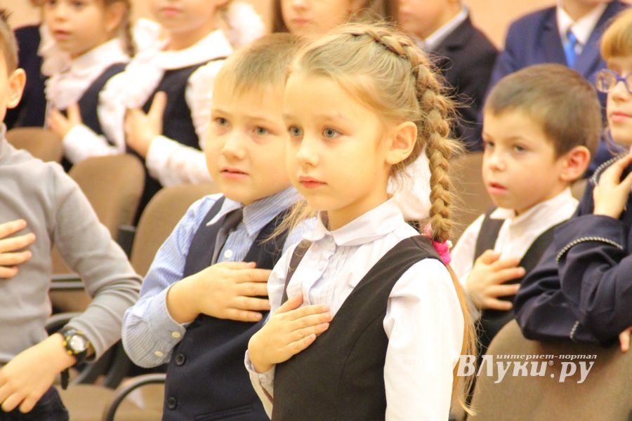 Зачем самых младших учеников 13-й школы испачкали мелом (ФОТО)
