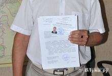 Заслуженному работнику физической культуры РФ В. Н. Андрееву вручено удостоверение депутата великолукской городской думы (фото)