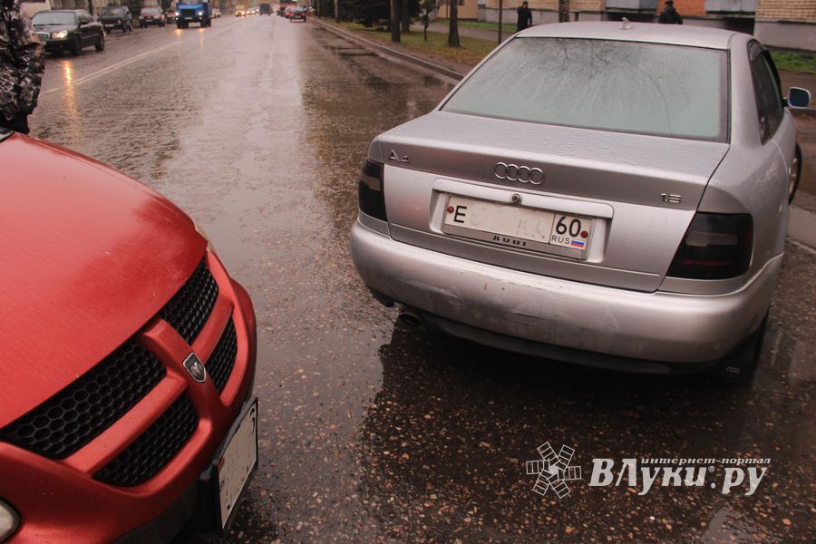 В Великих Луках белорусский Додж поцарапал местную Ауди (ФОТО)