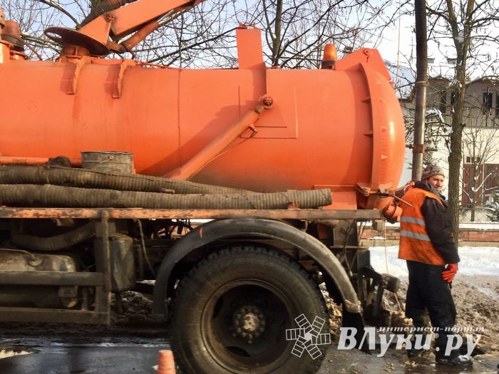 На Вокзальной чистят ливнёвки (ФОТО)