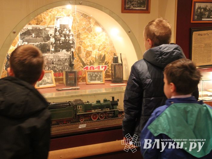 Великолукские школьники почувствовали себя машинистами (ФОТО)