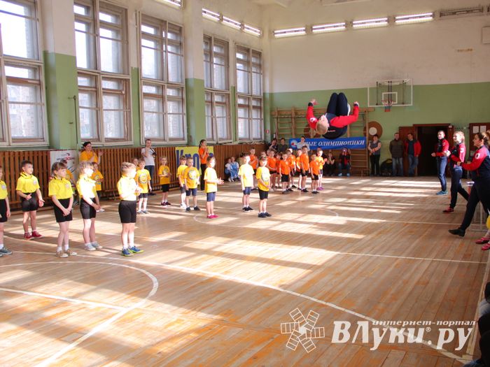 В Великих Луках проходят спортивные соревнования среди дошколят «Юные олимпионики» (ФОТО)