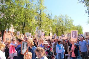 По центральному проспекту Великих Лук прошёл  «Бессмертный полк» (0+) (ФОТО)