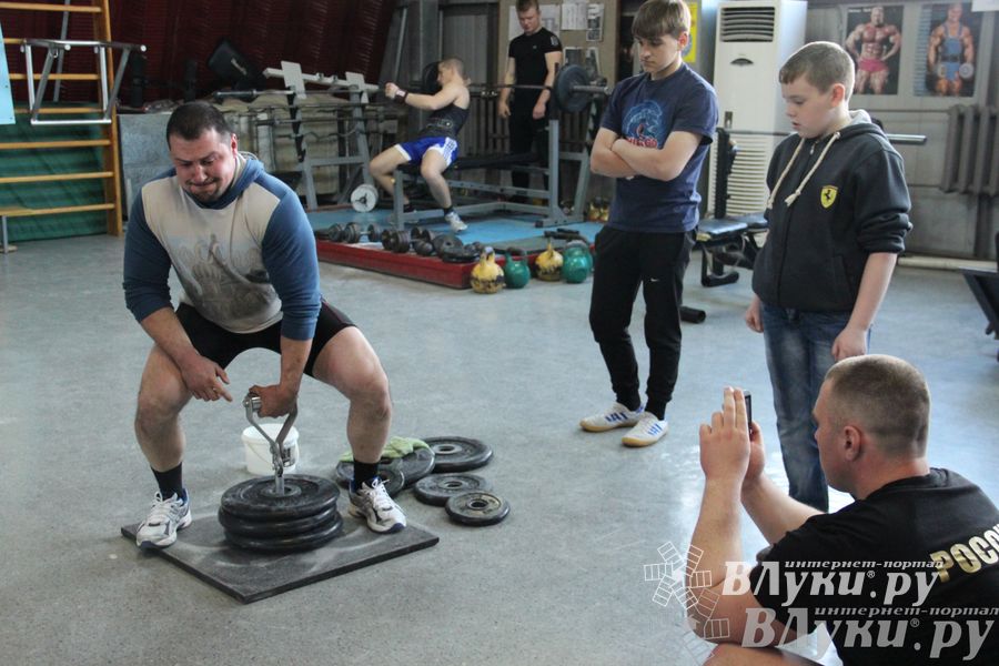 Первенство по русскому жиму штанги и силе хвата прошло в Великих Луках