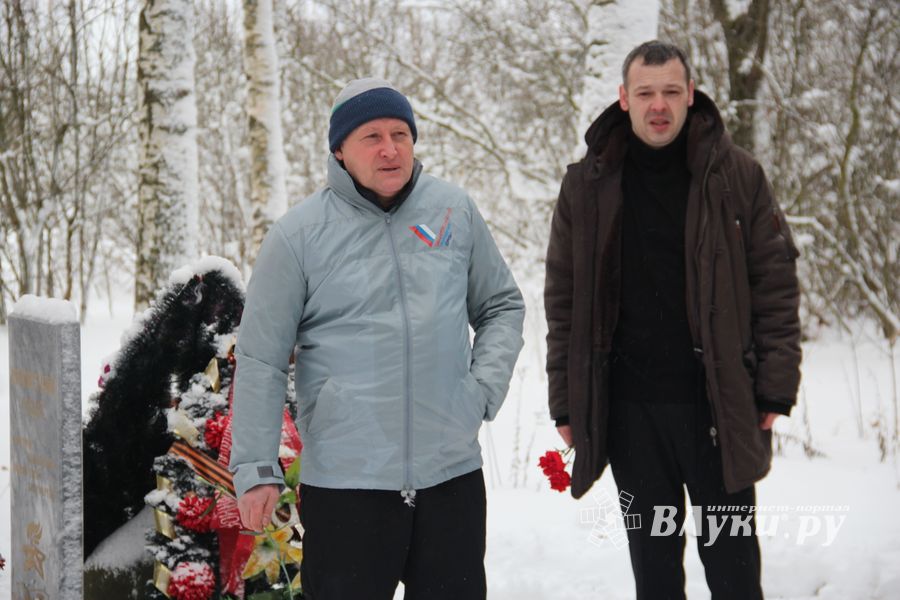 Никто не забыт: в Великих Луках благоустроили могилу неизвестного солдата (ФОТО)