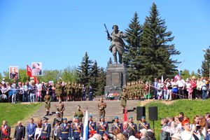 По центральному проспекту Великих Лук прошёл  «Бессмертный полк» (0+) (ФОТО)