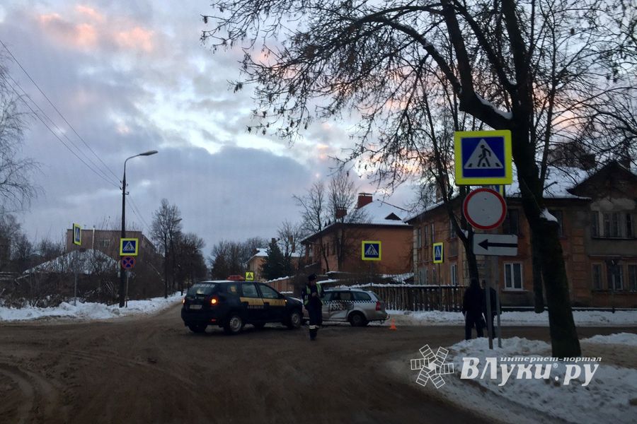 В Великих Луках столкнулись два такси (ФОТО)