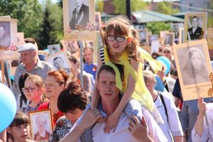 По центральному проспекту Великих Лук прошёл  «Бессмертный полк» (0+) (ФОТО)