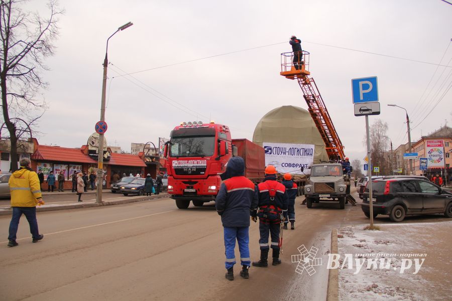 Негабаритный автопоезд вновь следует по улицам Великих Лук