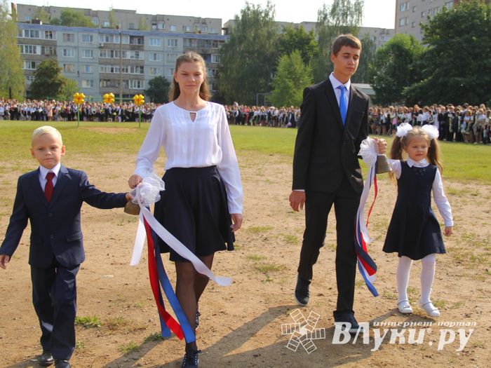 1 сентября в школах Великих Лук прошли Торжественные линейки (ФОТО)