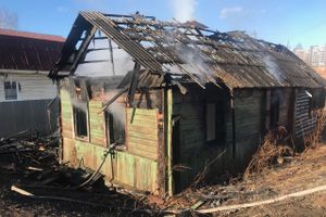 В Великих Луках сгорел нежилой дом (ФОТО; ВИЛЕО)