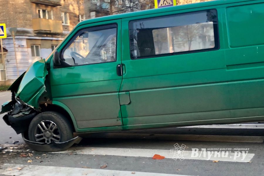 Фотофакт: ДТП в Великих Луках