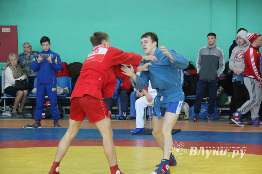 В Великих Луках - время жарких схваток