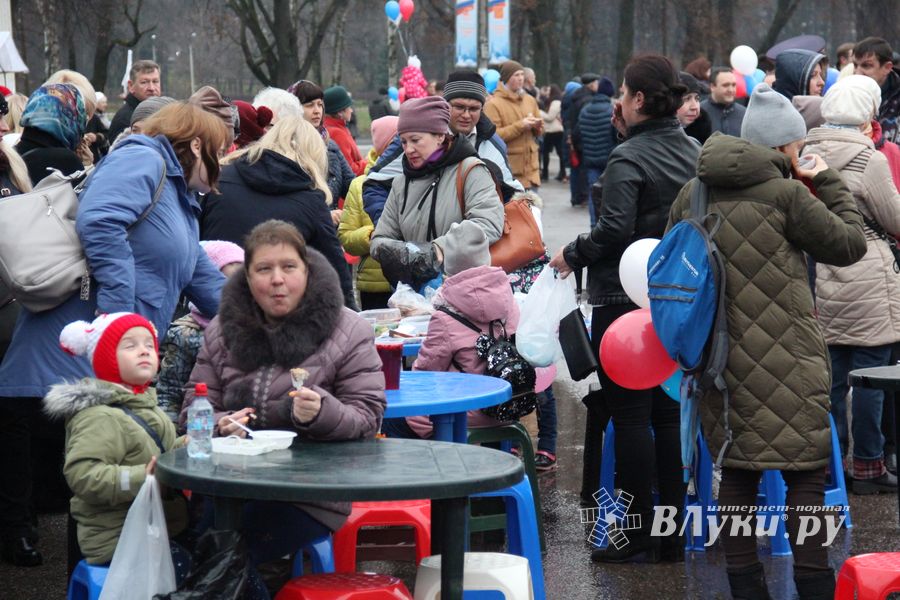 Митинг и праздничные гуляния в Великих Луках (ФОТО)