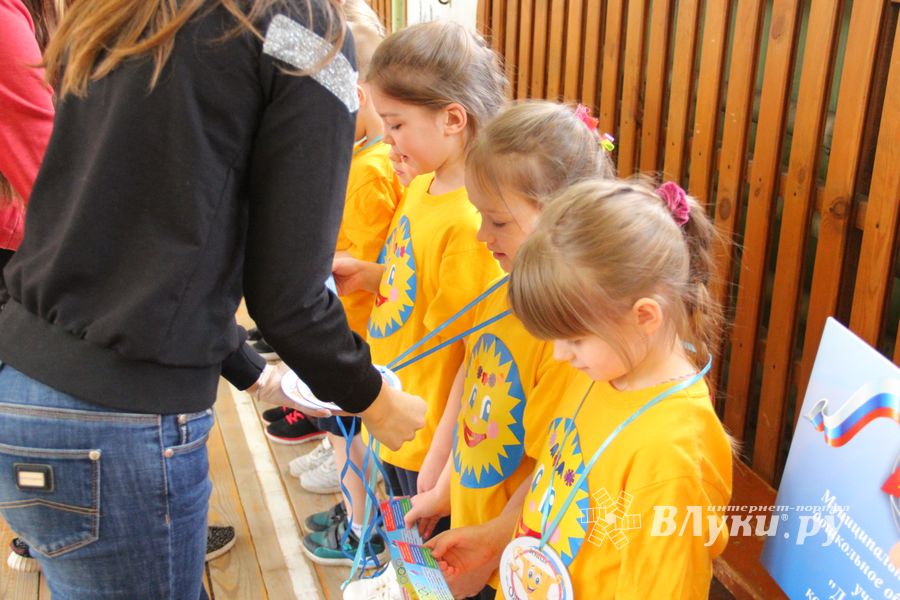 В Великих Луках проходят спортивные соревнования среди дошколят «Юные олимпионики» (ФОТО)
