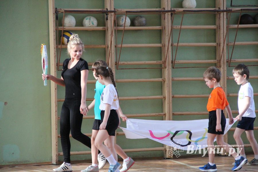 В Великих Луках стартовали спортивные соревнования среди дошколят «Юные олимпионики»