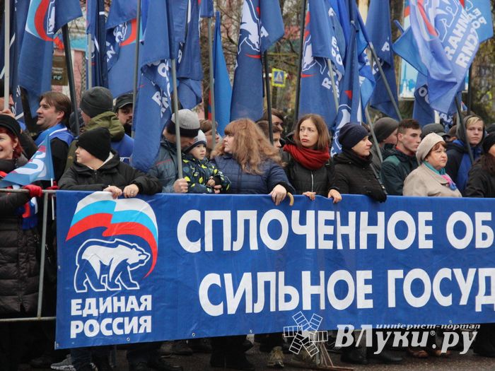 Митинг и праздничные гуляния в Великих Луках (ФОТО)