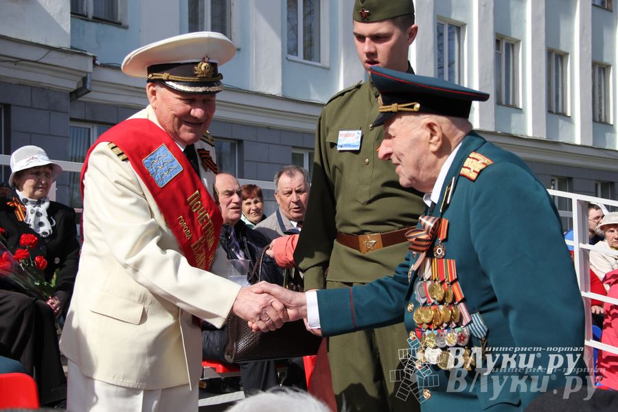 Парад Победы в Великих Луках (фото)