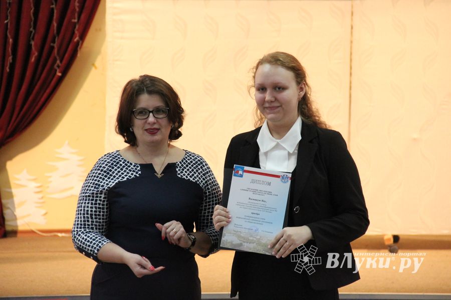 В Великих Луках наградили самых умных школьников 