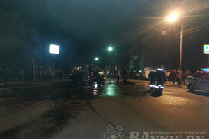 Водитель, сбивший мотоцикл на улице Холмской в Великих Луках, скрылся с места аварии (фото)