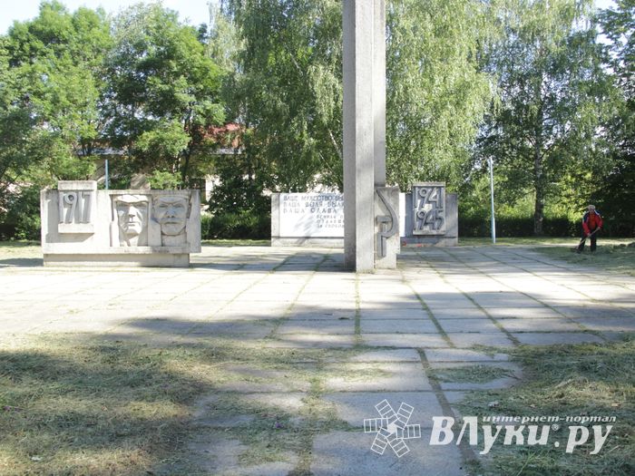 В Великих Луках убрали территорию у памятного знака рабочим ЛРЗ (ФОТО)