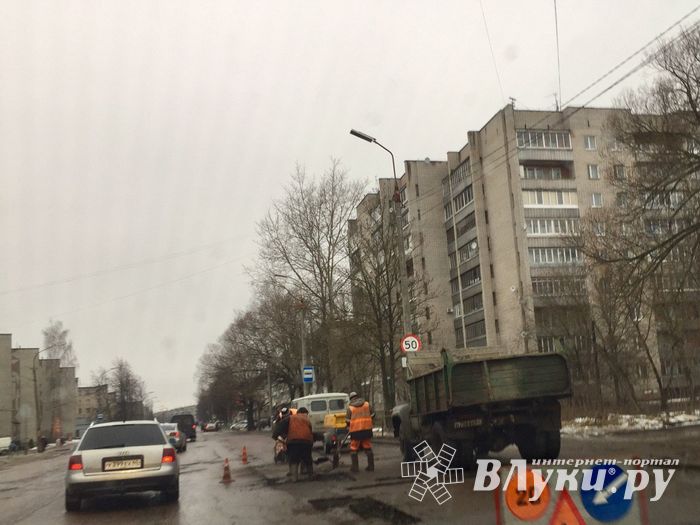 ФОТОФАКТ: Ямочный ремонт в Великих Луках