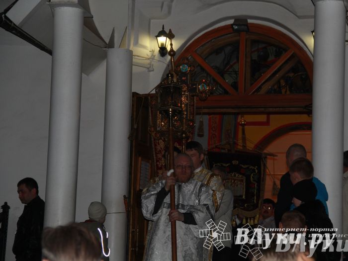 Крестным ходом встредили великолучане светлый праздник Пасхи