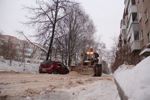 В великолукском дворе замечен трактор, убирающий снег