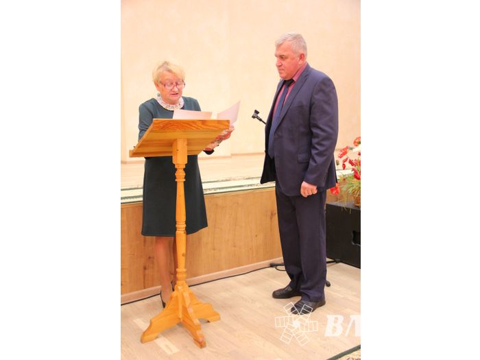 В Великих Луках ученики школы №13 поздравили своих педагогов (ФОТО)