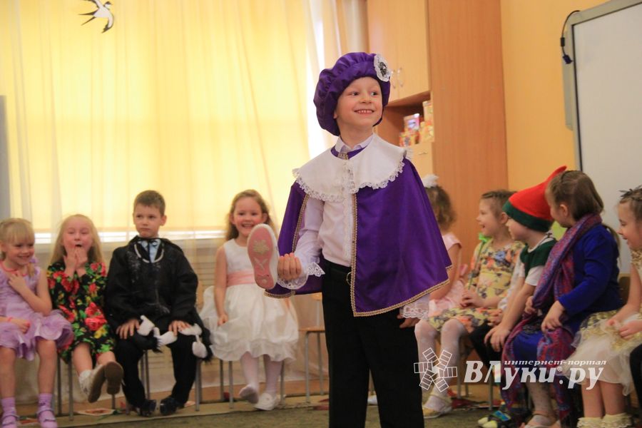 Юные великолучане поздравили мам и бабушек с помощью Золушки (ФОТО)