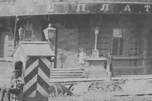 На старинных фото  обнаружилась "девочка-призрак" (фото)