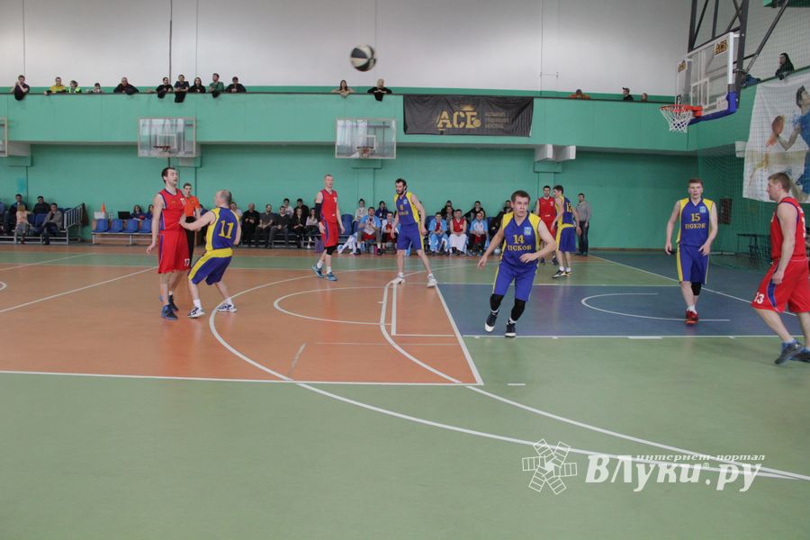 В Великих Луках прошел чемпионат по баскетболу