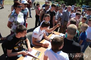 В Великих Луках состояли соревнования по подтягиванию на турнике (фото)