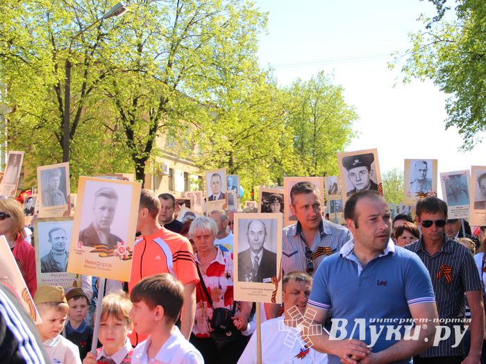По центральному проспекту Великих Лук прошёл  «Бессмертный полк» (0+) (ФОТО)