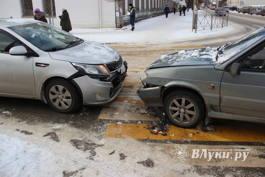 Лобовое ДТП на улице Печорской в Великих Луках (ФОТО)