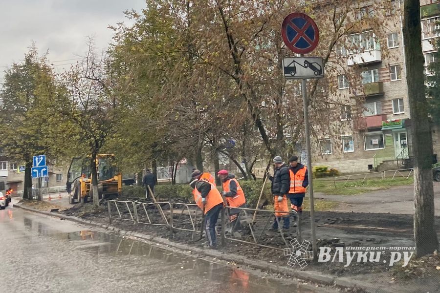 В Великих Луках на улице Зверева обновляют тротуар (ФОТО)