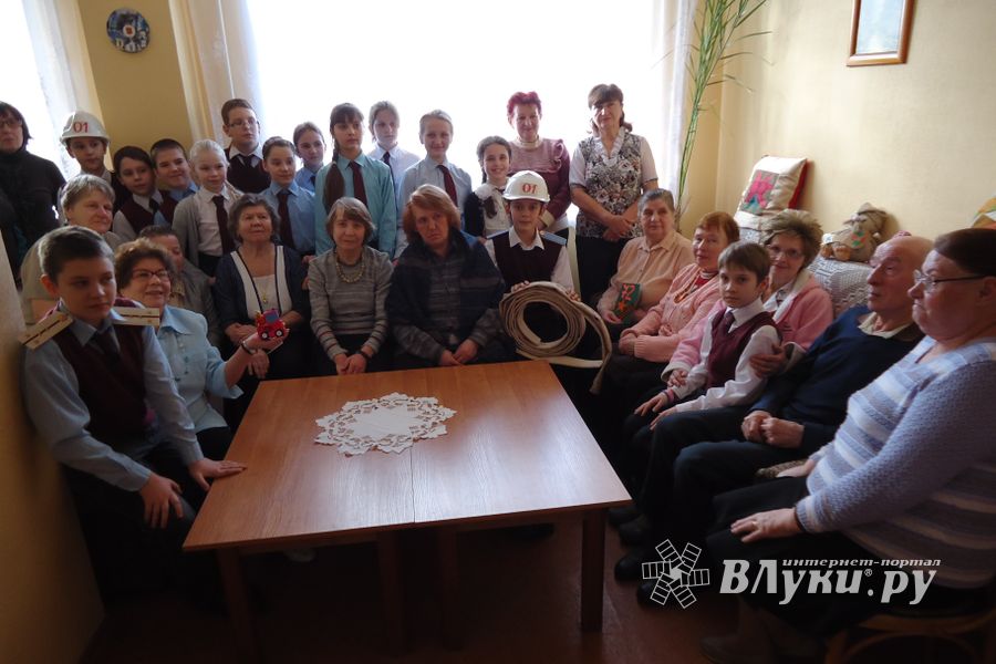 Великолукские школьники побывали в гостях у пенсионеров  отделения дневного пребывания ГКУСО «Центр социального обслуживания» (фото)