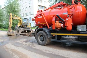 Авария на водопроводе в Великих Луках пока не устранена (ФОТО)