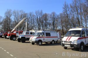 В центре Великих Лук спасатели продемонстрировали свою технику (ФОТО)