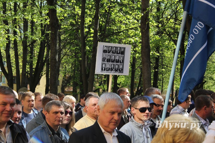 9 мая в Великих Луках. Шествие и салют